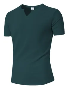 Detalle de camiseta de punto acanalado verde azulado para hombre con cuello en V.