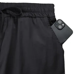 Dettaglio dei pantaloni cargo larghi da uomo con vita elastica e tasca laterale profonda.