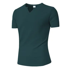 Detalle del tejido de punto acanalado verde oscuro y cuello en V de la camiseta de hombre