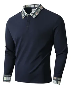 Detailansicht eines Herren-Poloshirts in Marineblau mit Waffelstrick und Karokragen