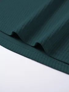 Primer plano de la textura de la tela acanalada verde oscuro y el dobladillo de la camiseta