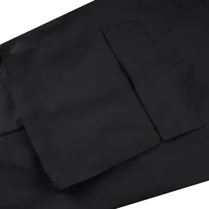 Primo piano della grande tasca cargo con patta su pantaloni outdoor neri