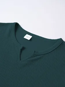 Primer plano detallado de la camiseta con cuello en V verde oscuro con textura de punto de canalé