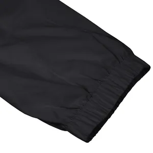 Dettaglio dell'orlo elasticizzato di pantaloni sportivi neri da uomo all'aperto