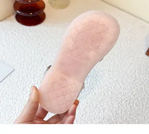 Detailansicht der rutschfesten rosa transparenten Sohle für Mädchen Sommersandalen