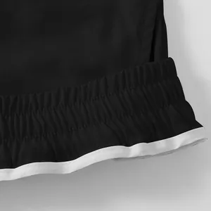 Dettaglio dei polsini elastici con striscia bianca sui pantaloni cargo