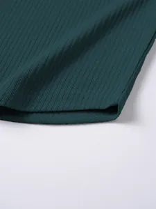 Vista macro del dobladillo de alta calidad y la textura acanalada de una camiseta de hombre verde
