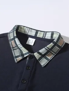 Detailaufnahme eines dunkelblauen Herren-Poloshirts mit kariertem Kragen und Waffelstrick
