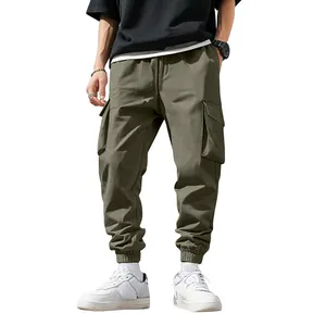 Dettaglio frontale dei pantaloni cargo jogger da uomo verde oliva