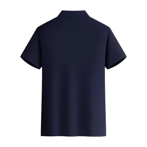 Vista posterior de un polo clásico de algodón azul marino de manga corta para hombre