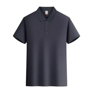 Detalle de la vista frontal de un polo de algodón de manga corta para hombre gris