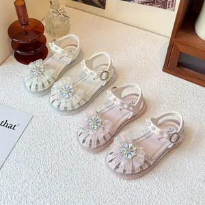 Schicke Mädchen-Sandalen mit Strass und Perlenriemen in Weiß und Rosa, geschlossene Form.