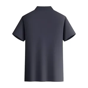 Vista posterior profesional de un polo clásico de algodón gris oscuro para hombre.