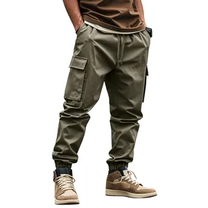 Dettaglio dei pantaloni cargo verde oliva da uomo con multitasche e polsini elastici.