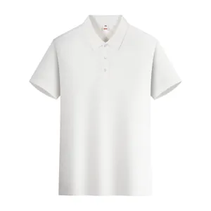 Detalle de vista frontal de un polo clásico de algodón blanco para hombre con cuello abotonado