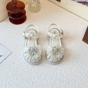 Elegante weiße Prinzessin Sandalen für Mädchen mit Kristallblume und Perlendetail