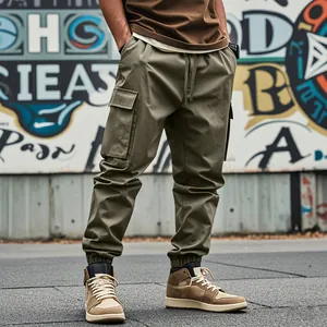Vista dettagliata dei pantaloni cargo jogger verde oliva multitasche da uomo per outdoor casual