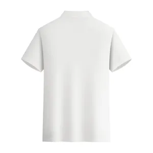 Detalle de la vista posterior de un polo blanco liso de algodón premium para hombre.