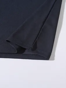 Detailansicht eines dunkelblauen Poloshirts mit feiner Wabenstruktur und sauberen Nähten.