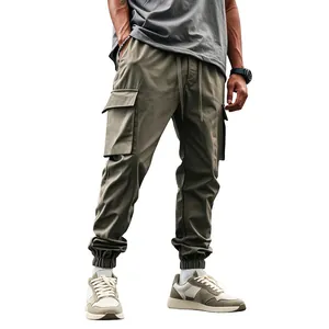 Dettaglio dei pantaloni cargo da uomo verde oliva con tasche e polsini elasticizzati.