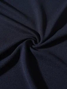 Makroansicht von marineblauem Piqué-Stoff mit feinem Strickmuster und Fall