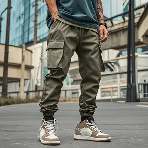 Dettaglio dei pantaloni cargo verde oliva con tasche multiple e coulisse da uomo