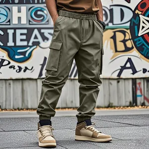 Vista dettagliata dei pantaloni cargo joggers da uomo verde oliva con design multitasca
