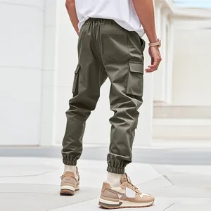 Vista posteriore dettagliata di pantaloni cargo jogger da uomo verde oliva con varie tasche