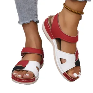 Élégantes sandales compensées pour femmes avec design color-block et fermeture à scratch pratique