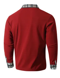 Rückansicht eines roten Herren-Langarm-Poloshirts mit Waffelstruktur und Karodetails