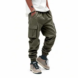 Dettaglio professionale dei pantaloni cargo da uomo verde oliva con design a tasche multiple