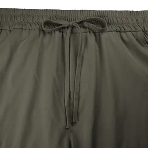 Dettaglio ravvicinato della vita elastica e della coulisse sui pantaloni cargo uomo