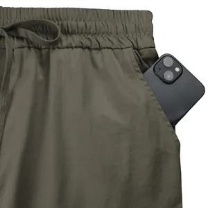 Primo piano di pantaloni cargo verde oliva con vita elastica e tasche funzionali
