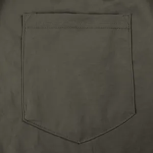 Dettaglio ravvicinato della cucitura rinforzata della tasca sui pantaloni cargo.