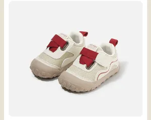 Baskets en maille respirante pour tout-petits crème et rouge avec embout de protection