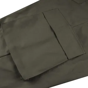 Primo piano della tasca dei pantaloni cargo oliva con doppie cuciture