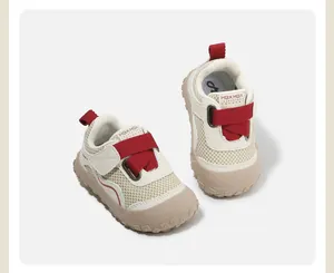 Détail rapproché de baskets respirantes pour tout-petits avec une sangle velcro rouge vif