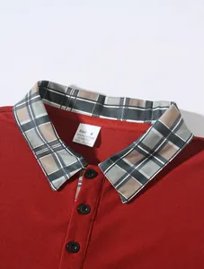 Nahaufnahme eines roten Poloshirts mit Karokragen und einem internen Größenetikett