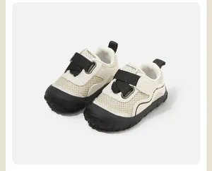 Vue détaillée de baskets en maille respirante pour tout-petits en crème et noir avec bandes velcro
