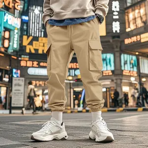 Dettaglio dei pantaloni cargo kaki da uomo con tasche laterali e polsini elastici.