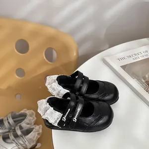 Chaussures de princesse classiques en cuir noir pour filles avec dentelle blanche délicate