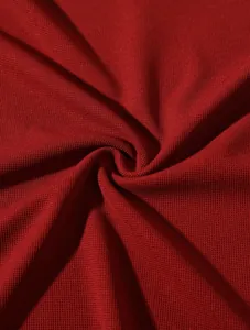 Makroaufnahme von tiefrotem Wabenstrickgewebe für ein lässiges Herren-Poloshirt