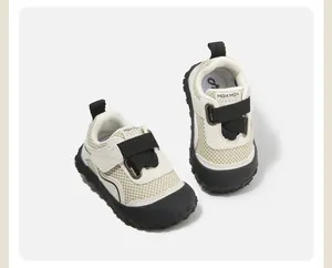 Vue détaillée des baskets en maille respirante pour enfants avec velcro sécurisé