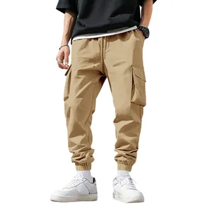 Vista completa dei pantaloni cargo kaki da uomo con tasche laterali a patta funzionali