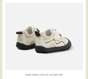 Vue détaillée des baskets en maille respirante pour bébés avec détails de la semelle.