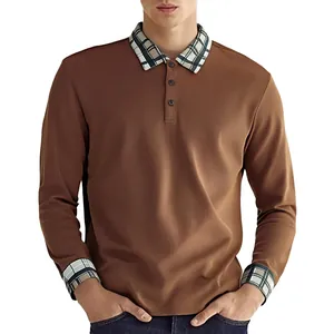 Detailansicht des braunen Herren-Poloshirts mit kariertem Kragen und Manschetten für den Herbst