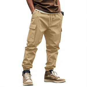 Dettaglio dei pantaloni cargo kaki da uomo con tasche multiple e coulisse in vita