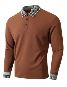 Herren-Polohemd in Braun mit Waffelstrick, Langarm und einem stilvollem Karo-Kragen.