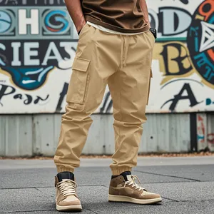 Dettaglio dei pantaloni cargo kaki multitasche che mostrano la trama del tessuto fine