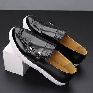 Vue latérale de chaussures en cuir noir pour hommes avec double boucle et texture serpent.